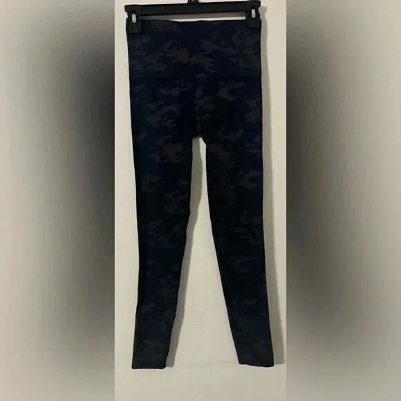 NWT Spanx Look at Me Now Seamless Cropped Leggings Black Camo Sz Medium - Picture 4 of 6